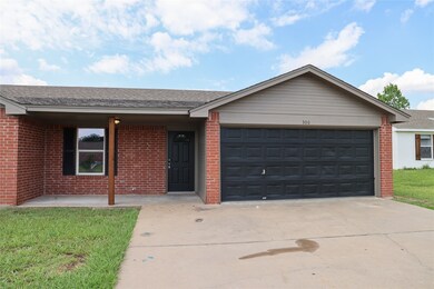 300 Sheila Dr, Granbury, TX 76049 - photo 4