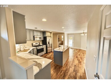 826 Crystal Dr, Eagle Point, OR 97524 - photo 6