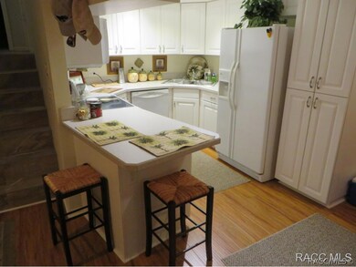 KITCHEN WITH BREAKFAST BAR
