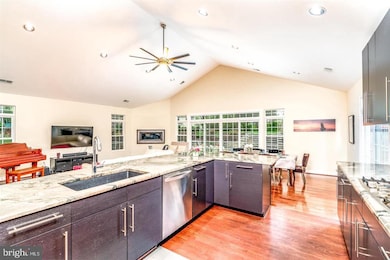 5033 Oakcrest Dr, Fairfax, VA 22030 - photo 3