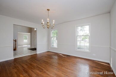 Hardwood floor. Chair Rail