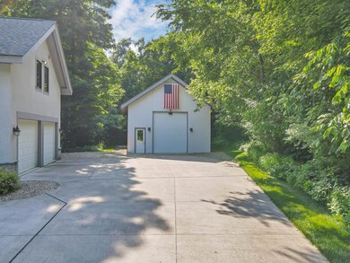 Additional building/garage