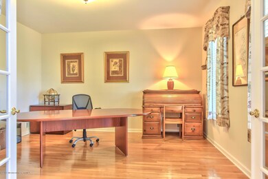 205 Navajo Ct Marlboro-large-010-StudyHo