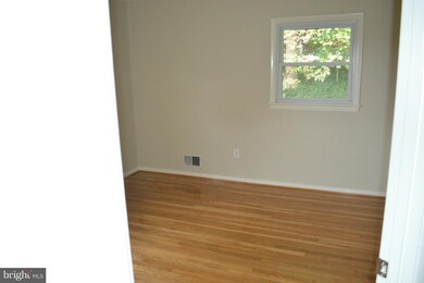 8816 Sylvania St, Lorton, VA 22079 - photo 4