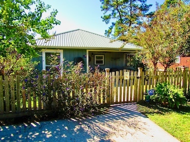 Darling front picketed fenced front yard