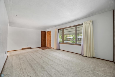 Living Room - very nice sized