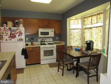 10111 Schoolhouse Woods Ct, Burke, VA 22015 - photo 5