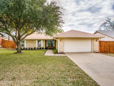 725 Glenhaven Dr, Hurst, TX 76054 - photo 2