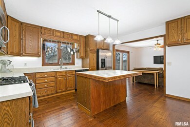 5739 Vine St, Davenport, IA 52806 - photo 7