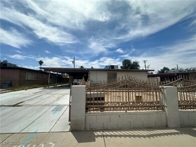 Manufactured / mobile home featuring a fenced fron