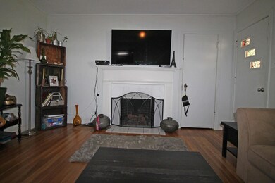 Gas log fireplace