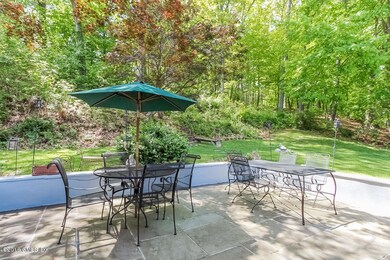 22 1/2 Caroline Place, Greenwich, CT 06831 - photo 2