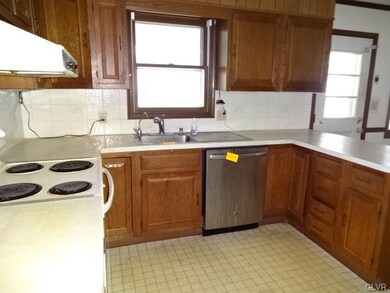 171 Blenheim Dr, Easton, PA 18045 - photo 2