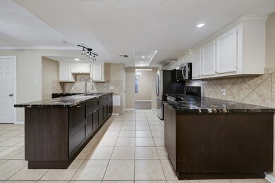 7011 Oak Bough Dr, Houston, TX 77088 - photo 7