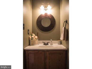 814 Treetop Ln, Norristown, PA 19403 - photo 5