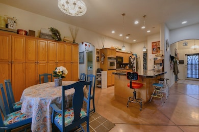 EAT IN KITHCEN & BREAKFAST BAR