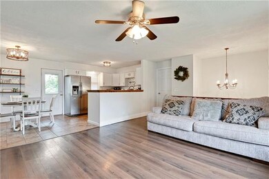 Spacious open plan with this livingroom, dining/ki