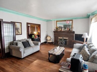 IMG_6260.LIVINGROOM.FIREPLC