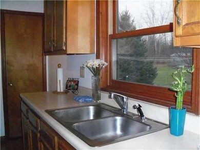 Kitchen Nice bright window over the sink