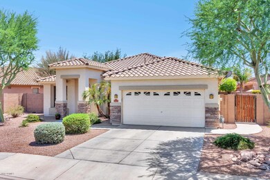 4263 E Torrey Pines Ln-large-002-029-Fro
