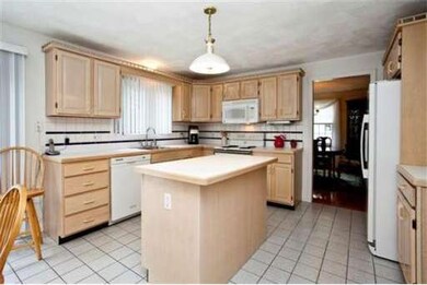 48 Raffaele Dr, Waltham, MA 02452 - photo 5