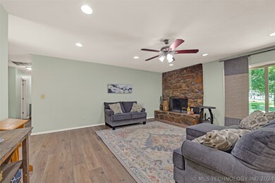 1104 N Fox St, Chouteau, OK 74337 - photo 6