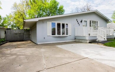 Exterior front/ample parking.