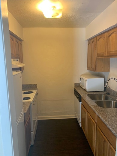 Kitchen with a sink, dishwashing machine, baseboar