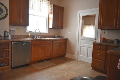 330 E Locust St, Watseka, IL 60970 - photo 7