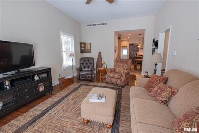 310 Lincoln Ave, Lincoln, IL 62656 - photo 3