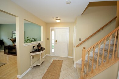 3-Foyer-131 Medinah Ct