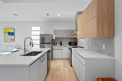Kitchen with appliances with stainless steel fini