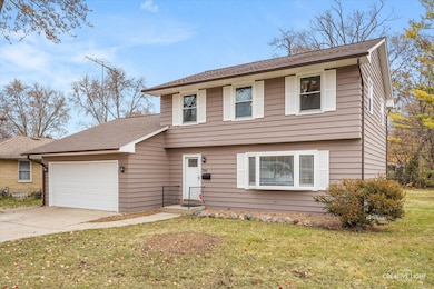 795 N Elmwood Dr, Aurora, IL 60506 - photo 2