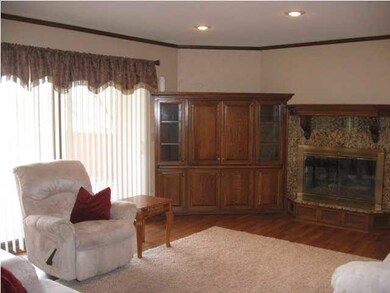 Large Livingroom with lots of sunshine thru the pa