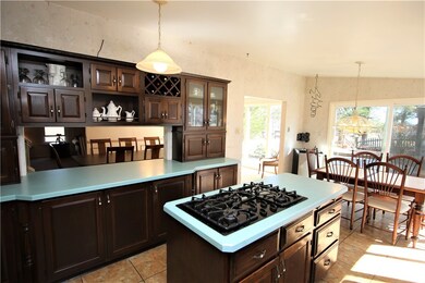 Massive 20x12 Eat-in Kitchen w/ 5 Burner Gas Stove