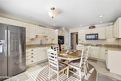 Kitchen w/Lots of Cabintrey & Granite