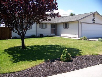 3057 SW Volcano Cir, Redmond, OR 97756 - photo 2