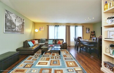 (7) LIVING ROOM