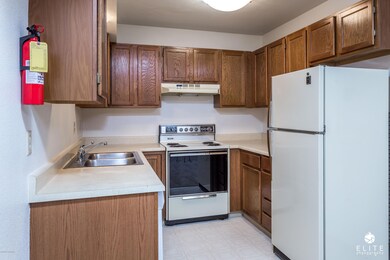 7811 Mayfair - kitchen (2)