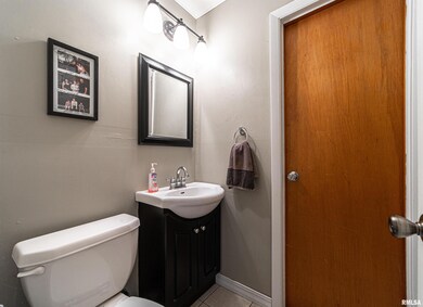 216 Rhoads Ave, Lincoln, IL 62656 - photo 4