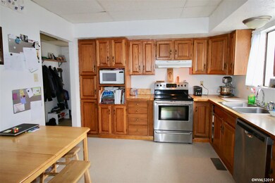 219 SE Sheridan Rd, Sheridan, OR 97378 - photo 3