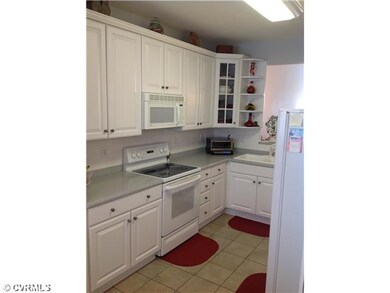 Kitchen - Beautiful upgraded kitchen with tile flo