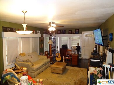 1031 E Weinert St, Seguin, TX 78155 - photo 4