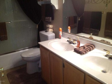 Dual sinks in guest bath