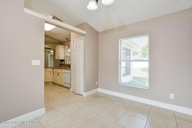 006-photo-dining-room-10880817