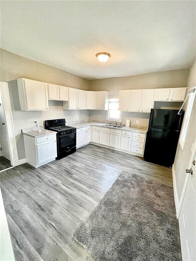 1826 W 8th St, Davenport, IA 52802 - photo 4