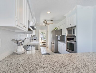 614 W Castle Harbour Dr, Friendswood, TX 77546 - photo 7