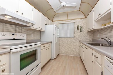 04_2100SWLakeCircle_Unit109_5_Kitchen_Hi