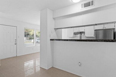 Kitchen with light tile patterned floors, freesta