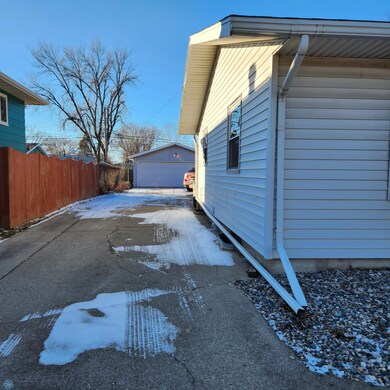 1921 16th St S, Fargo, ND 58103 - photo 3